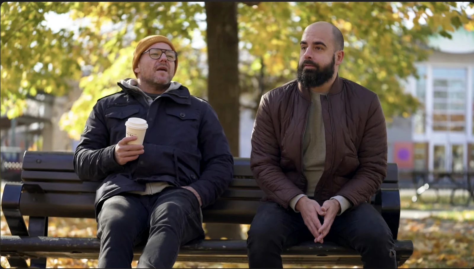 Deux hommes en conversation sur un banc, extrait du documentaire.