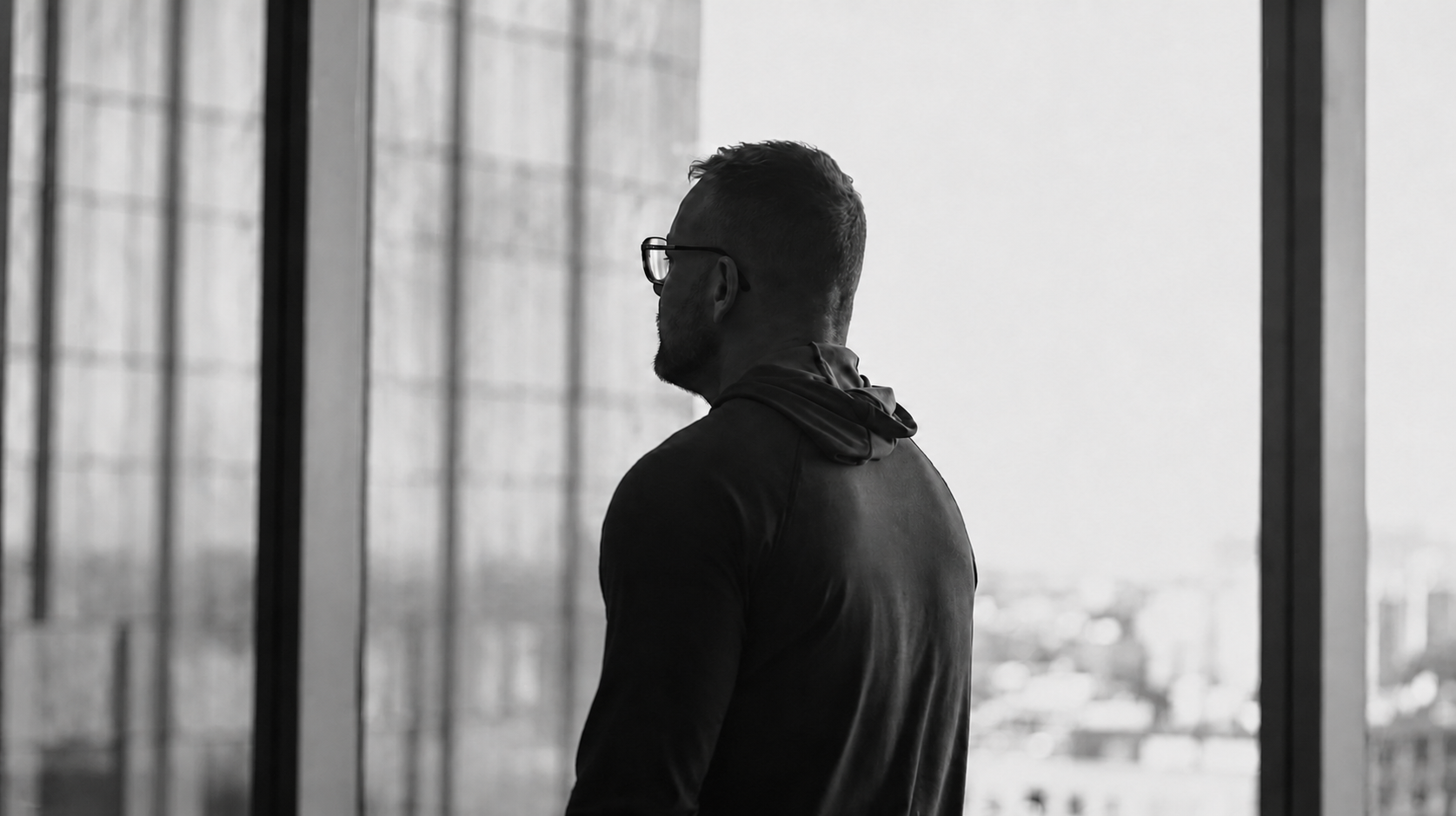 Gabriel de profil devant une fenêtre, image du documentaire présentée en noir et blanc.