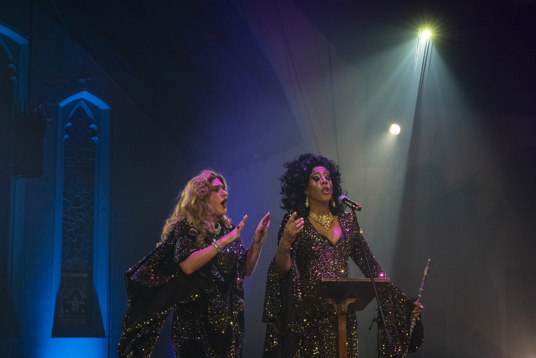 Les deux voix sur scène pendant le spectacle Envol.